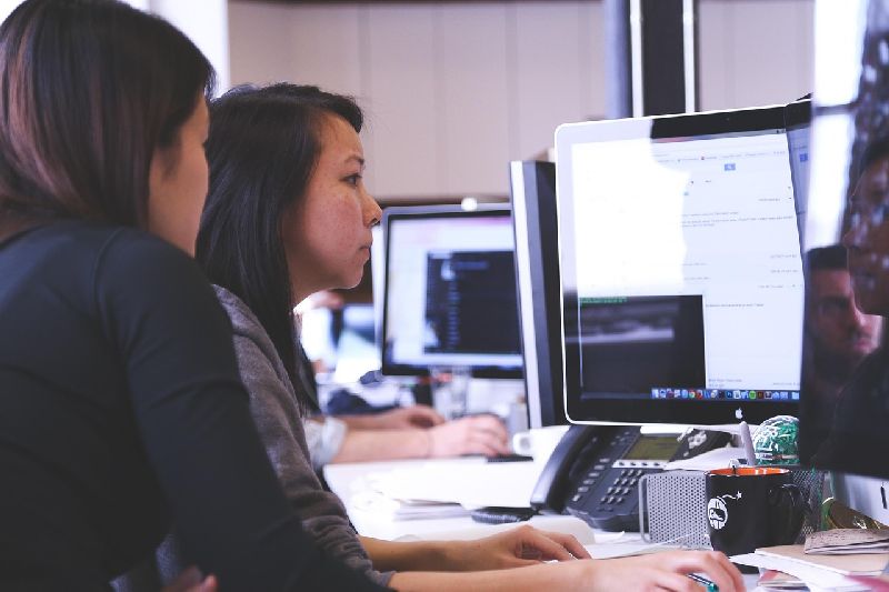Odoo - One Single Source of Truth Bij CRM platforms zoals Odoo installeer je losse, lichte modules: de CRM-app voor sales, de Project-app voor onboarding en de Helpdesk-app voor triage.